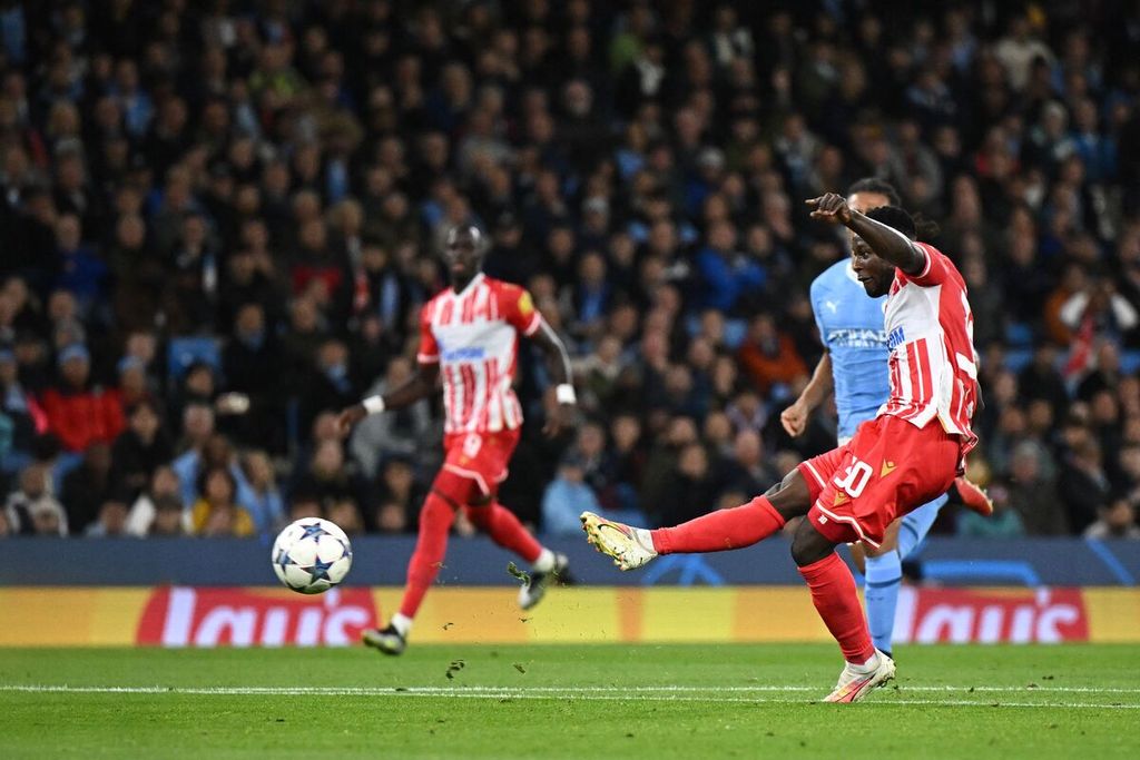Pemain Red Star, Osman Bukari, mencetak gol ke gawang Manchester City pada laga Liga Champions di Manchester, Inggris, Rabu (20/9/2023) dini hari WIB,