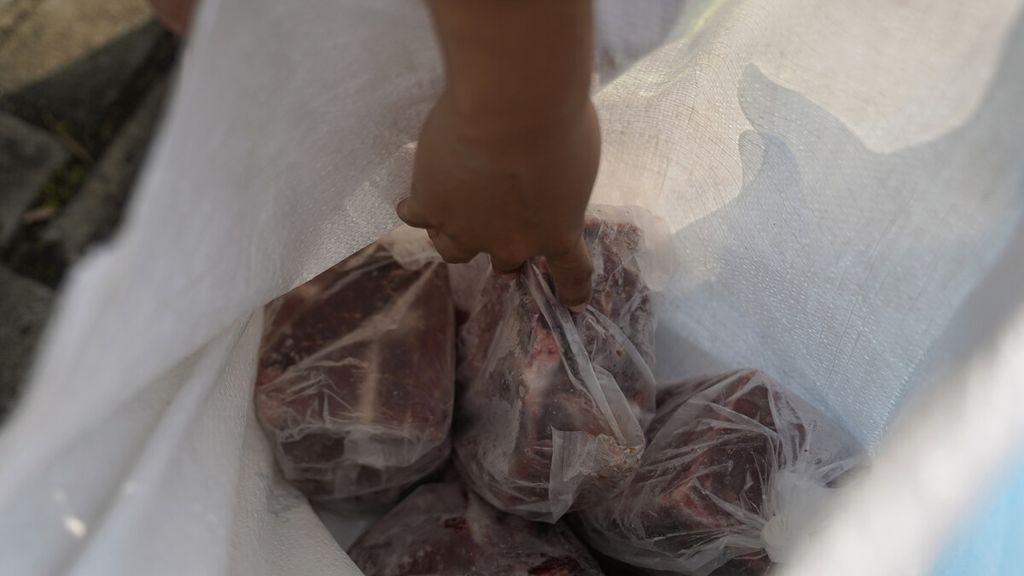 Warga memasukkan daging beku dalam operasi pasar Perum Bulog di Rumah Pangan Kita, Jalan Gatot Subroto, Jakarta, Senin (10/5/2021). Daging beku sapi dijual seharga Rp 80.000 per kilogram, sedangkan daging beku kerbau dijual Rp 75.000 per kilogram. Sebanyak 7 ton daging beku kerbau dan 6.800 kilogram daging beku sapi terjual dalam operasi pasar tersebut. Operasi pasar digelar dua hari untuk memastikan ketersediaan pasokan pangan dan menjamin tidak bergejolaknya harga daging menjelang Lebaran. 