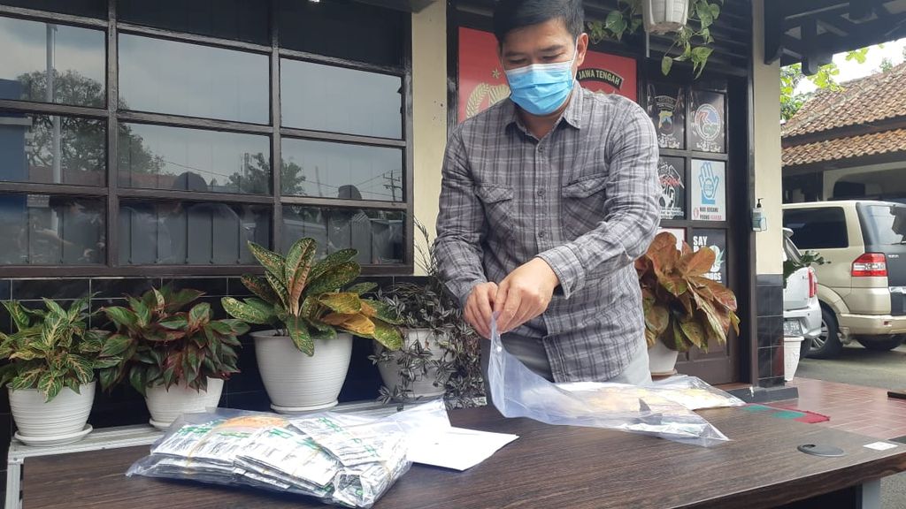 Petugas Satuan Reserse Narkoba Polresta Banyumas menyiapkan barang bukti obat keras untuk digelar di Banyumas, Jawa Tengah, Selasa (23/8/2022).