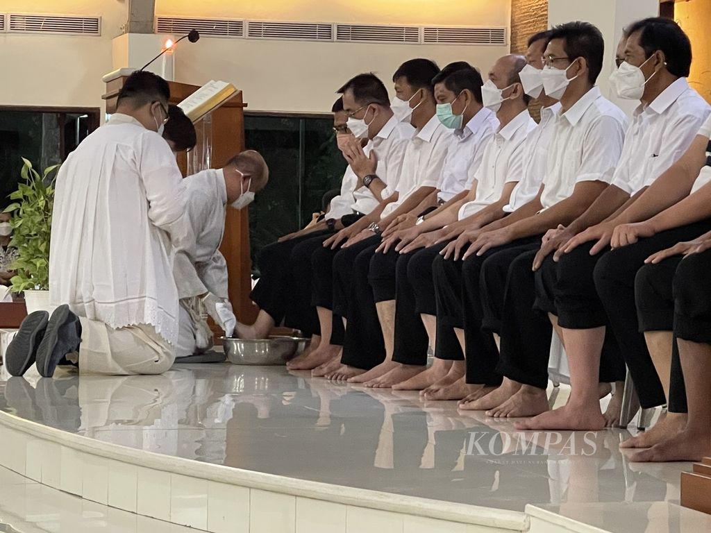 Pastor Kepala Paroki Roh Kudus Surabaya Dominikus Beda Udjan SVD sedang melakukan prosesi pembasuhan kaki 12 perwakilan umat gereja, simbol 12 murid Yesus, pada misa Kamis Putih, Kamis (14/4/2020) malam, 