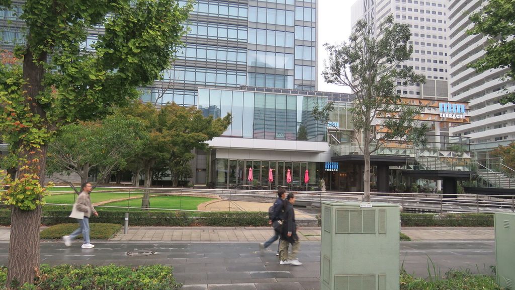 Dalam gambar yang diambil Minggu (12/11/2023), tampak salah satu sudut kawasan Minato Mirai 21 atau MM 21 dengan area pejalan kaki lebar. 