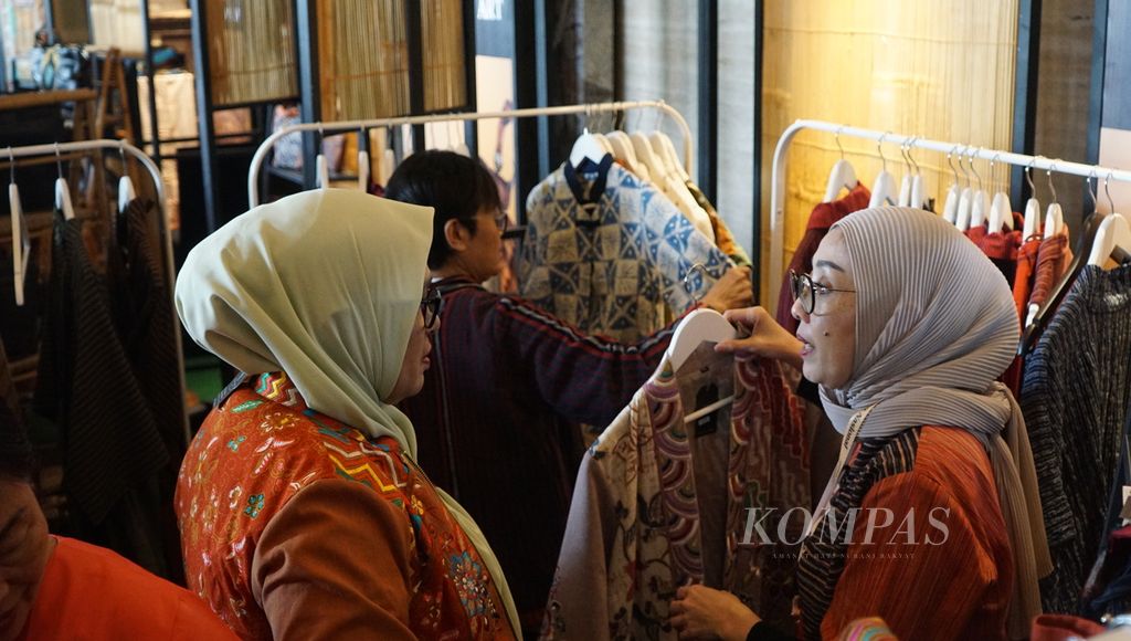 Pengunjung melihat-lihat produk kerajinan lokal yang dipajang dalam pameran yang diadakan dalam rangka Hari Ulang Tahun Ke-44 Dewan Kerajinan Nasional di Kota Surakarta, Jawa Tengah, Rabu (15/5/2024). 