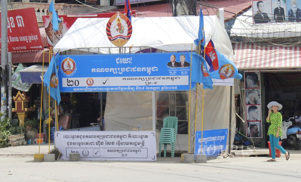 Pos kampanye Partai Rakyat Kamboja di Provinsi Kandal, Kamboja kosong pada Kamis (26/7/2018). Partai berkuasa yang dipimpin Perdana Menteri Kamboja Hun Sen itu salah satu dari 20 partai peserta pemilu Kamboja. 