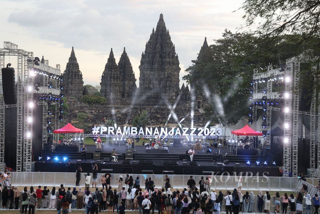 Musisi Candra Darusman tampil dalam konser Prambanan Jazz Festival di kompleks Candi Prambanan, Sleman, DI Yogyakarta, Jumat (14/7/2023). Ajang konser musik tahunan itu pada tahun ini digelar selama enam hari di dua pekan berbeda dan dihadiri ribuan penonton.