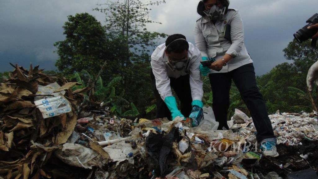 Petugas dari Kementerian Lingkungan Hidup dan Kehutanan mengambil sampel limbah medis di bantaran sungai Desa Panguragan Wetan, Kecamatan Panguragan, Kabupaten Cirebon, Jawa Barat, Jumat (8/12).