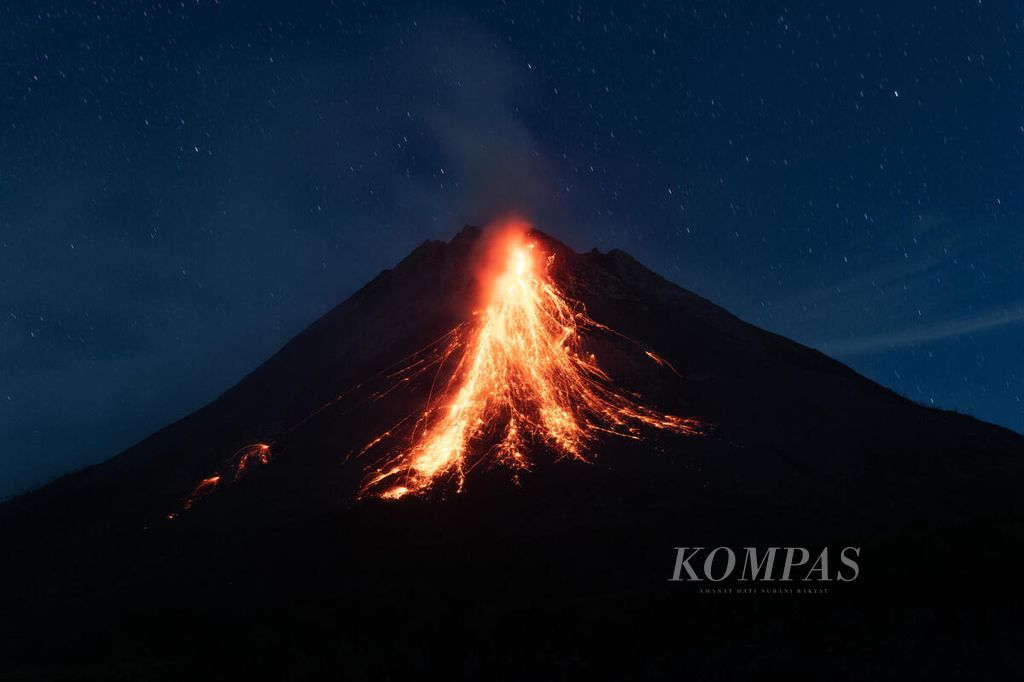Guguran lava pijar dari Gunung Merapi terlihat dari Desa Kemiren, Srumbung, Magelang, Jawa Tengah, Selasa (23/5/2023) dini hari. Pada pukul 00.00-06.00 terjadi guguran lava pijar sebanyak 26 kali dengan jarak luncur maksimum 2.000 meter ke arah barat daya.