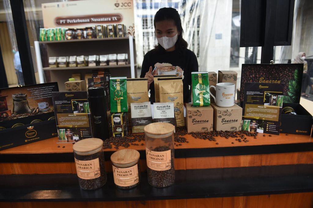Berbagai produk kopi yang dijual di salah satu stan saat Java Coffee Culture di Jalan Tunjungan, Kota Surabaya, Jawa Timur, Minggu (27/11/2022). Kegiatan yang didukung oleh Bank Indonesia tersebut melibatkan 40 UMKM kopi unggulan. Banyak produk kopi yang ditawarkan merupakan kopi lokal Pulau Jawa. Dalam kegiatan tersebut pengunjung dapat mencoba beragam jajanan olahan kopi. 