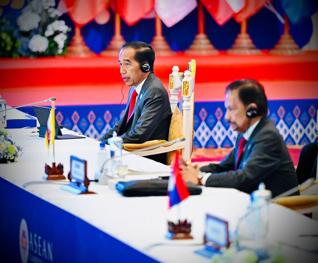 Presiden Joko Widodo mengajak semua negara ASEAN menjaga kesatuan dan sentralitas ASEAN dalam pidatonya di KTT ASEAN ke-40, di Phnom Penh, Kamboja, Jumat (11/11/2022)