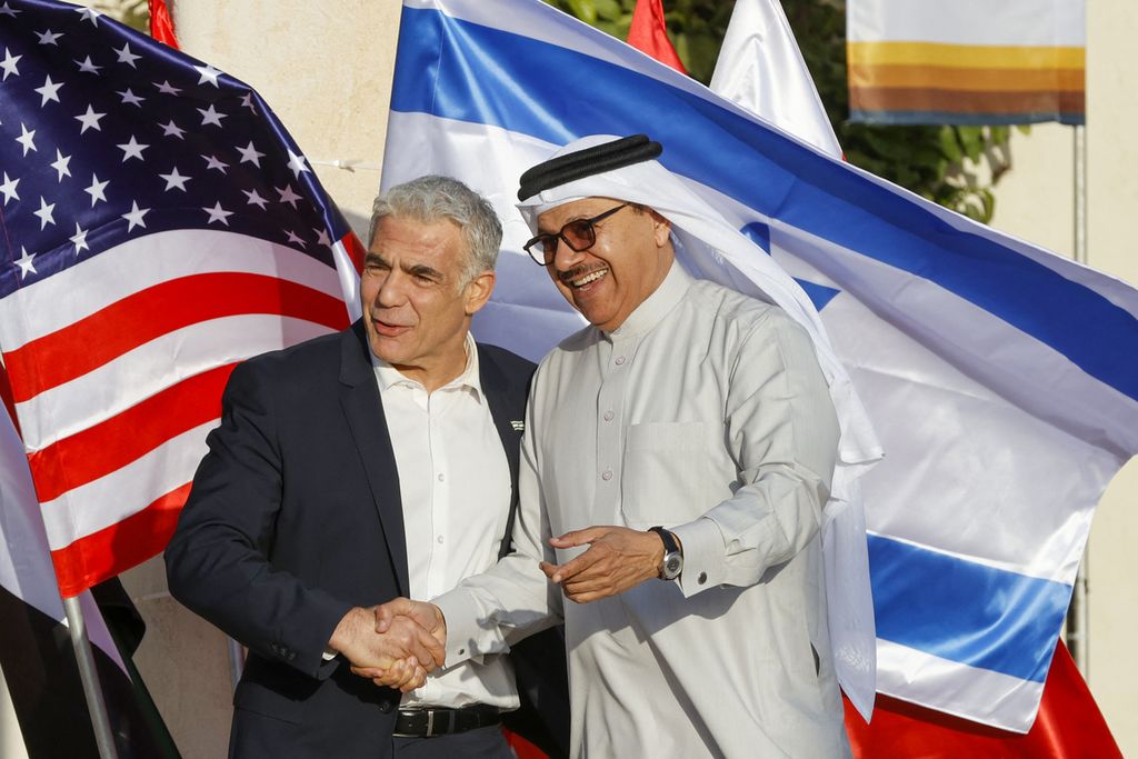 Menteri Luar Negeri Israel Yair Lapid (kiri) menyambut Menlu Bahrain Abdullatif Al Zayani, Minggu (27/3/2022) di Sde Boker, Israel. 