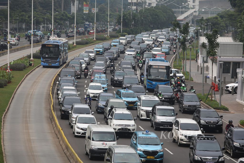 Kemacetan arus lalu lintas di kawasan Sudirman, Jakarta Pusat, Senin (16/3/2020). Pemprov DKI mencabut sementara aturan pembatasan kendaraan pelat nomor ganjil genap di Jakarta berkaitan dengan upaya untuk mencegah penyebaran virus Covid-19.