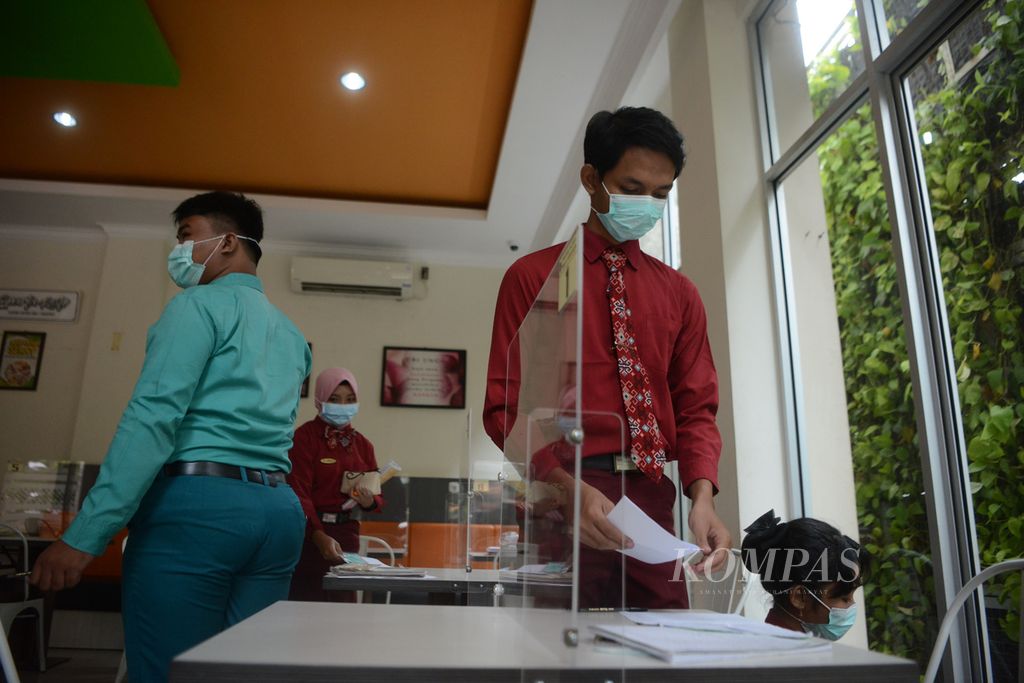 Lulusan SMK Negeri 4 Surakarta Jurusan Perhotelan bersiap mengikuti uji kompetensi di sekolah mereka di Kota Solo, Jawa Tengah, Senin (12/10/2020).