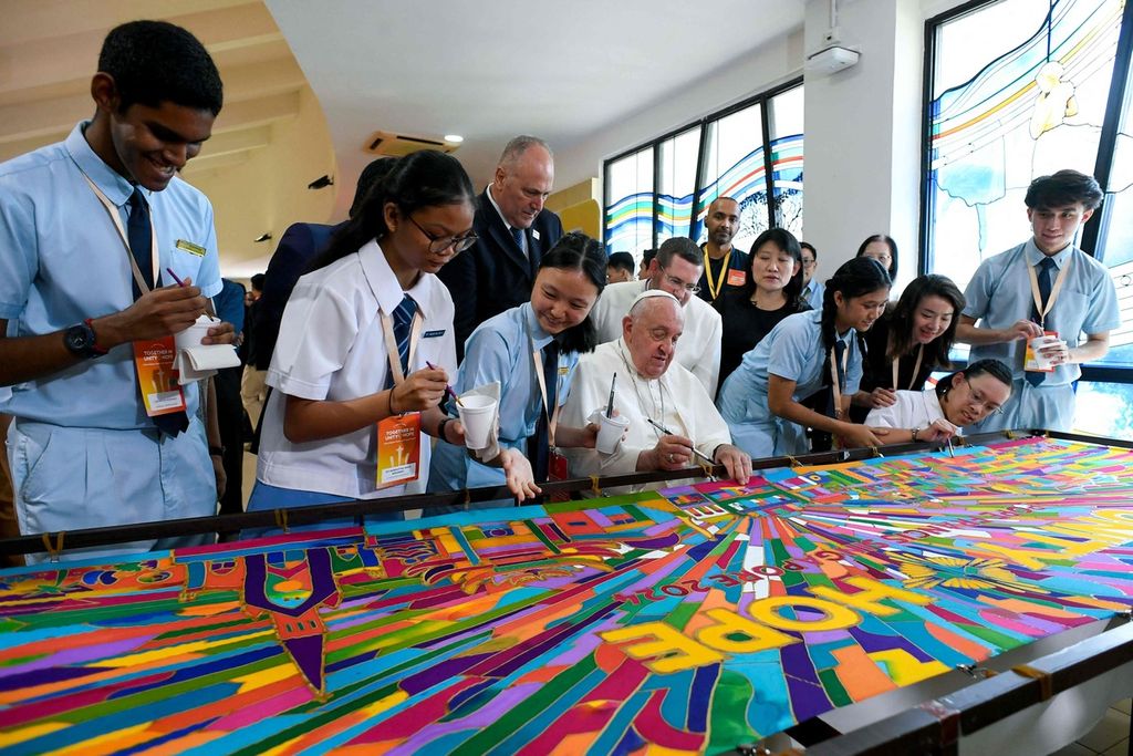 Paus Fransiskus (tengah) menghadiri acara lintas agama dengan anak-anak muda di Catholic Junior College di Singapura, Jumat (13/9/2024). 