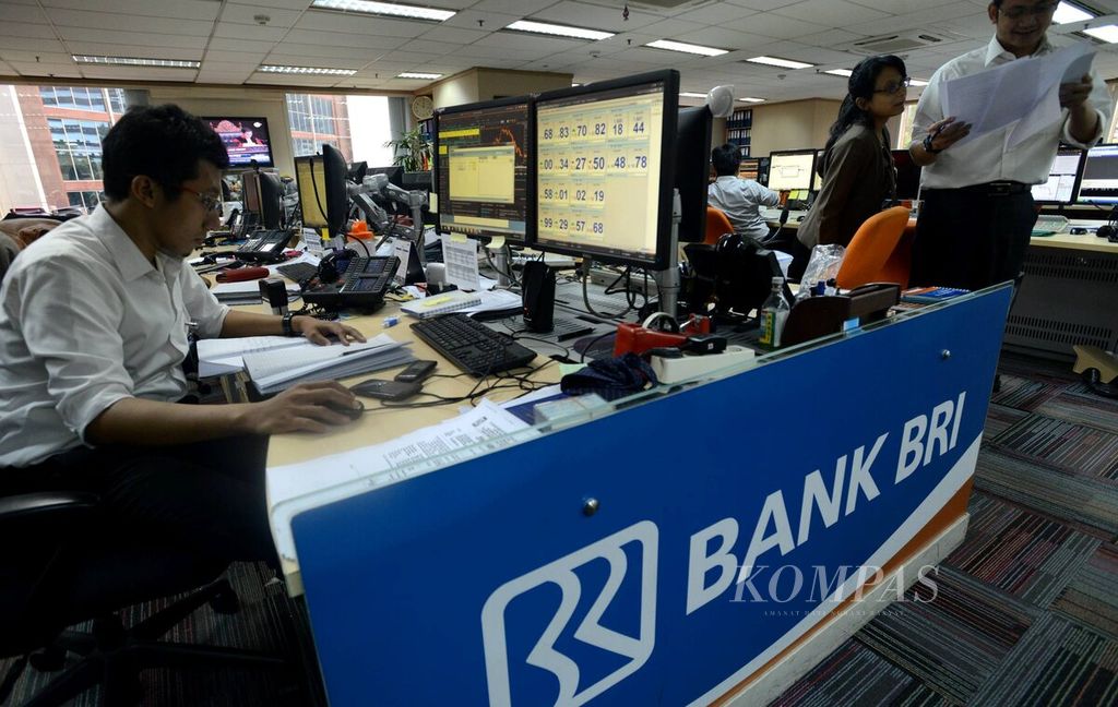 Aktivitas karyawan yang memantau perdagangan obligasi atau surat utang di Dealing Room Bank BRI, Jakarta, Selasa (12/8/2014).