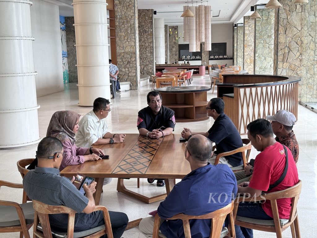 Suasana pertemuan tim Badan Pendapatan Daerah (Dispenda) Kabupaten Lombok Utara yang didampingi tim Koordinasi, Supervisi, dan Pencegahan (Korsupgah) KPK dengan pengelola  Hotel Louis Kienee Resort yang sebelumnya bernama Hotel Amarsvati, Sabtu (16/3/2024).