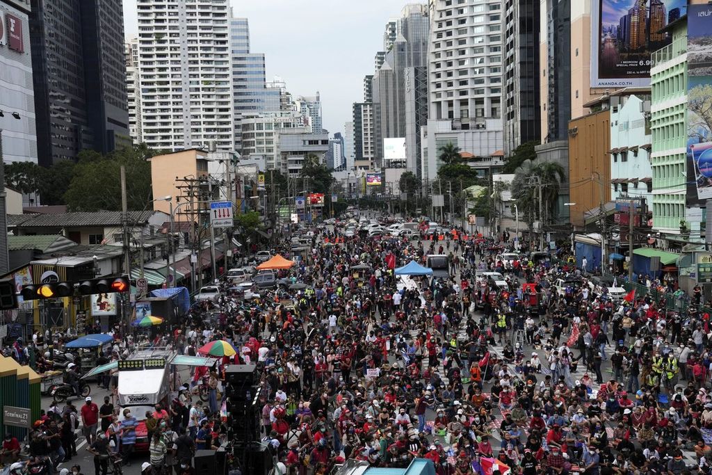 Pengunjuk rasa antipemerintah berpartisipasi dalam aksi di Bangkok, Thailand, Kamis (2/9/2021). Mereka menuntut pengunduran diri Perdana Menteri Prayuth Chan-ocha atas kegagalannya menangani pandemi Covid-19. 