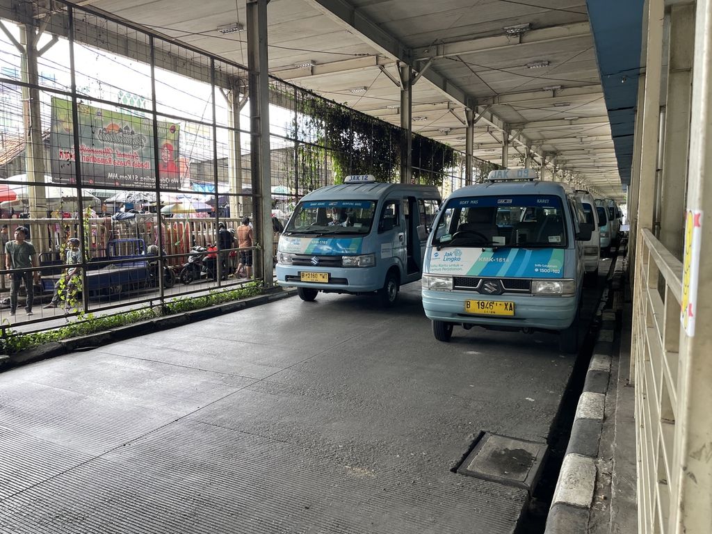 Mikrotrans yang melintas dan terparkir di Tanah Abang, Jakarta Pusat, Selasa (4/4/2023).