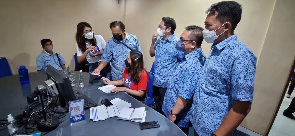 Karyawan taksi Blue Bird mulai mendapatkan sosialisasi pemahaman literasi finansial dari Bank Rakyat Indonesia di Kantor Blue Bird Denpasar, Bali, Jumat (19/8/2022). 