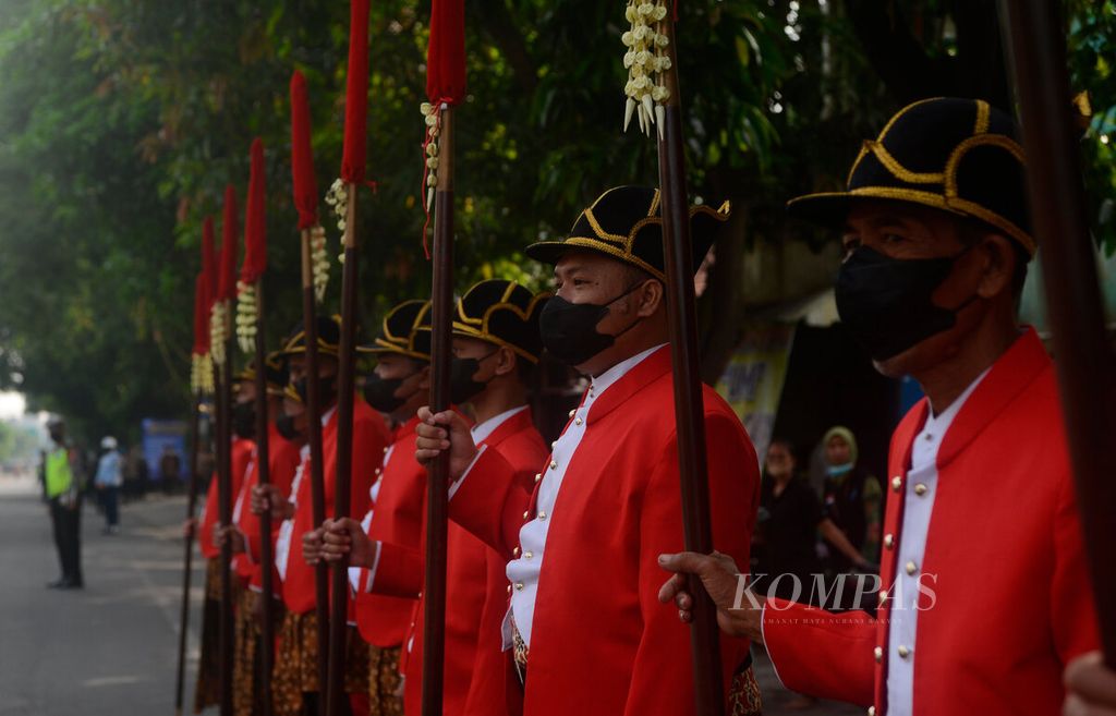 Pasukan bergada berjaga untuk memeriahkan upacara pernikahan Idayati dan Anwar Usman di Gedung Graha Saba Buana, Kota Surakarta, Jawa Tengah, Kamis (26/5/2022). 