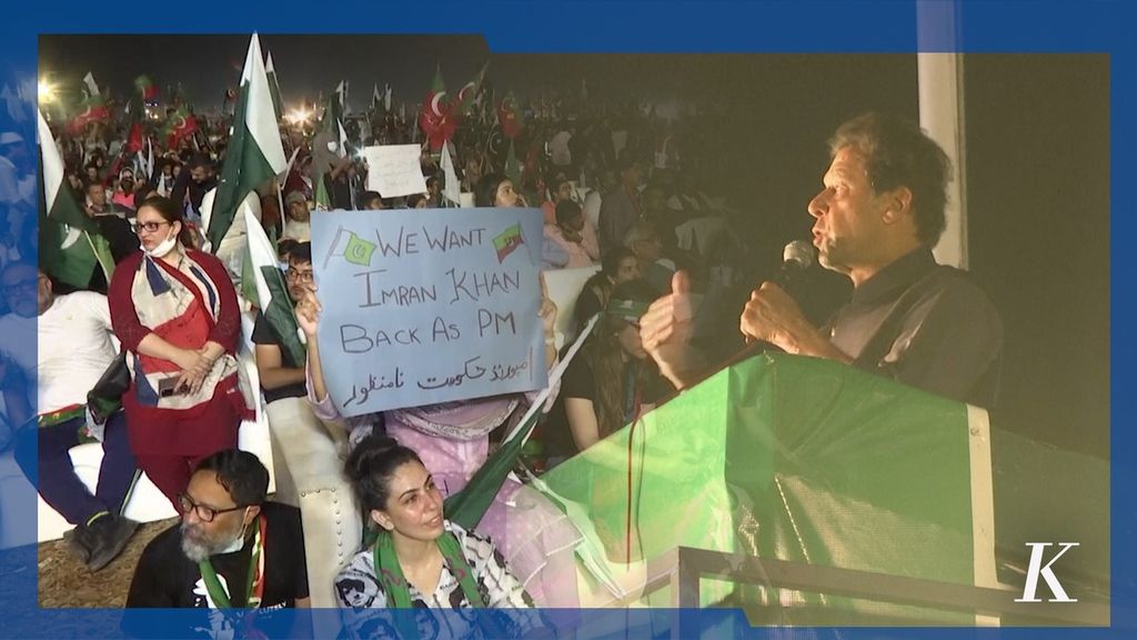 Puluhan ribu warga Pakistan memadati rapat umum yang diadakan mantan Perdana Menteri Imran Khan di Karachi pada Sabtu, 16 April 2022. Rapat umum ini untuk memprotes pencopotan Imran Khan dari kekuasaan.