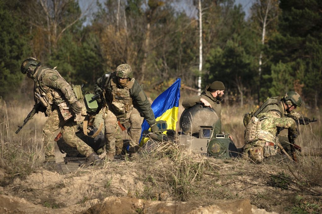Tentara dari Brigade 1 Garda Nasional Ukraina berlatih perang di sebelah utara Ukraina, 3 November 2023.  