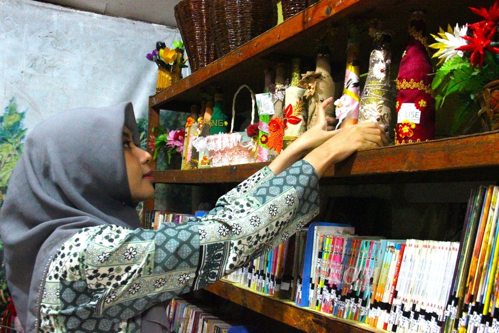 <i>Founder </i>Kampung Literasi Selamat, Annisa Maharani Nasran (22), sedang menunjukkan hasil pengolahan sampah menjadi berbagai hiasan yang dipajang di galeri Kampung Literasi Selamat, Kota Pontianak, Kalimantan Barat, Kamis (23/3/2022).