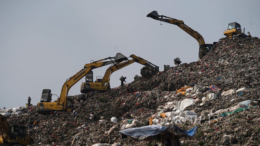 Alat berat mengangkut sampah di Tempat Pengelolaan Sampah Terpadu (TPST) Bantargebang di Kota Bekasi, Jawa Barat, Rabu (3/5/2023).