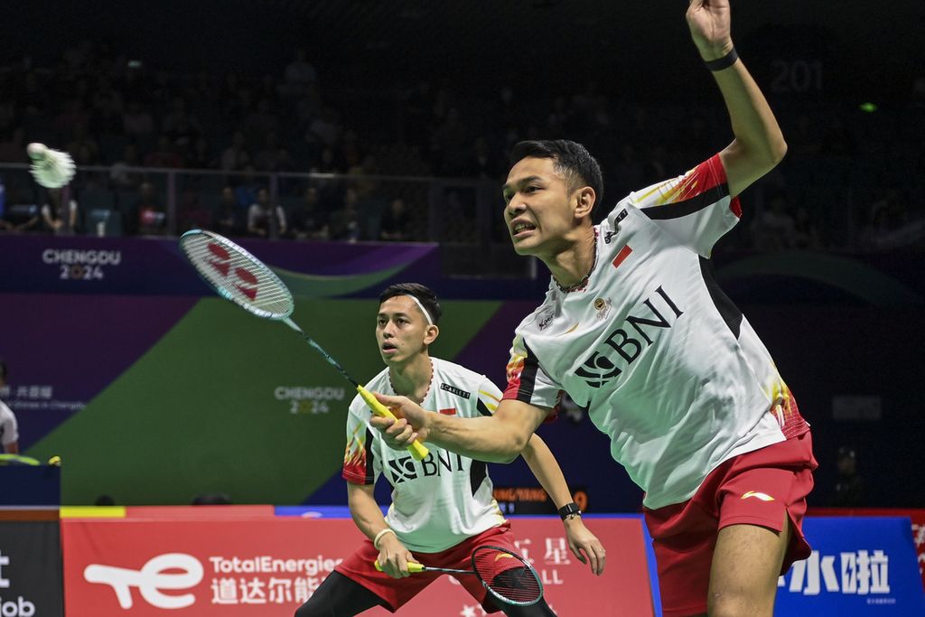 Indonesian men's badminton doubles players, Fajar Alvian (right) and Muhammad Rian Ardianto (left), tried to return the shuttlecock towards Thailand's men's doubles, Peeratchai Sukphun and Pakkapon Teeraratsakul, in the qualifying round of the 2024 Thomas Cup group at Chengdu Hi Tech Zone Sports Center Gymnasium, Chengdu, China, on Monday (29/4/2024). Fajar/Rian duo lost in three games 19-21, 21-14, 11-21.