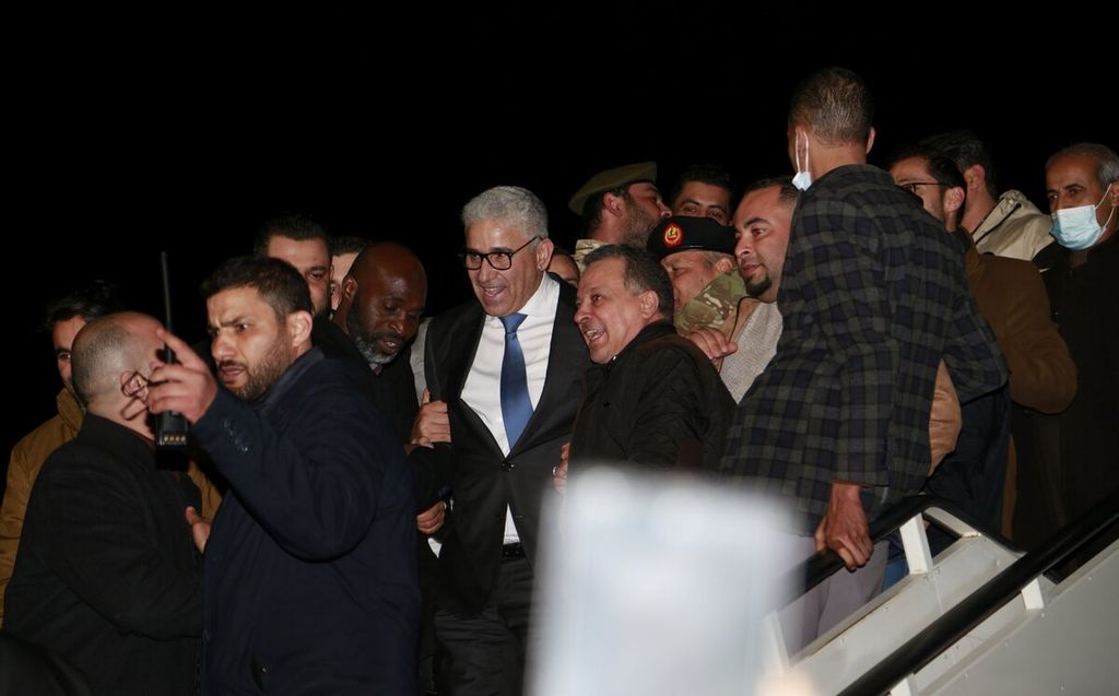 Mantan pilot angkatan udara dan pengusaha, Fathi Bashagha (berkacamata), saat tiba di Tripoli, Libya, Kamis (10/2/2022). Bashagha, mantan menteri dalam negeri pada pemerintahan yang didukung PBB tahun 2018-2021, ditunjuk menggantikan Perdana Menteri Abdul Hamid Dbeibah sebagai kepala pemerintahan sementara yang baru. 