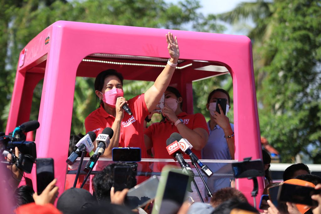 Wakil Presiden Filipina yang juga kandidat calon presiden dari oposisi Leni Robredo (tengah) berbicara dari truk selama kampanye di Libamanan, Camarines Sur, Filipina, Selasa (8/2/2022). Kampanye dilaksanakan selama tiga bulan.
