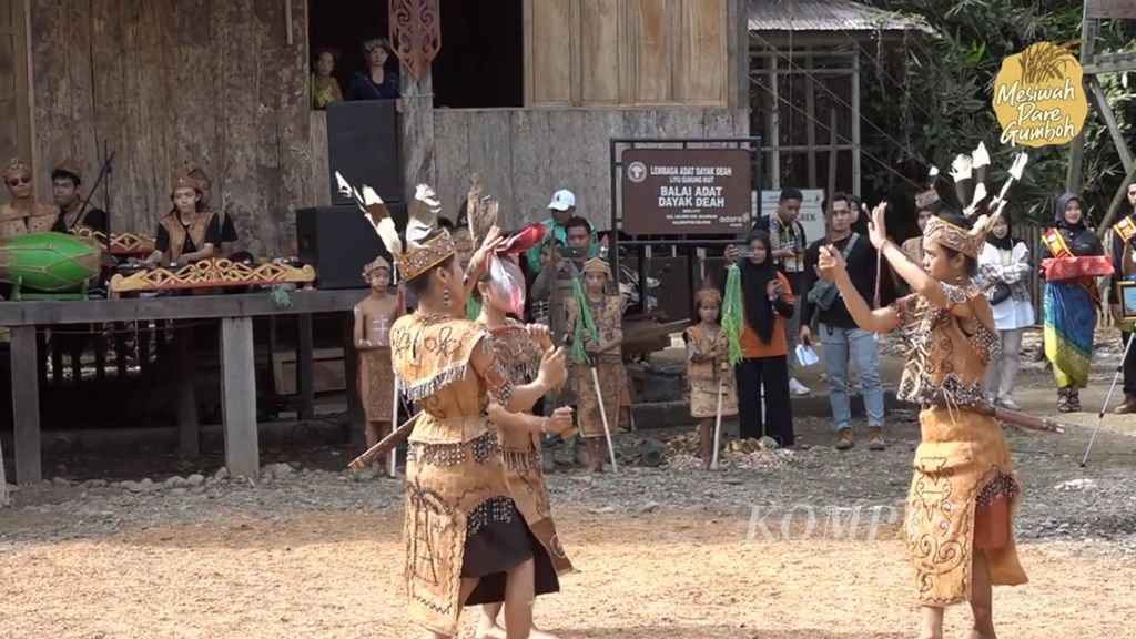 Tangkapan layar pertunjukan tarian dalam pembukaan acara budaya Mesiwah Pare Gumboh di Desa Liyu, Kecamatan Halong, Kabupaten Balangan, Kalimantan Selatan, Jumat (21/7/2023).