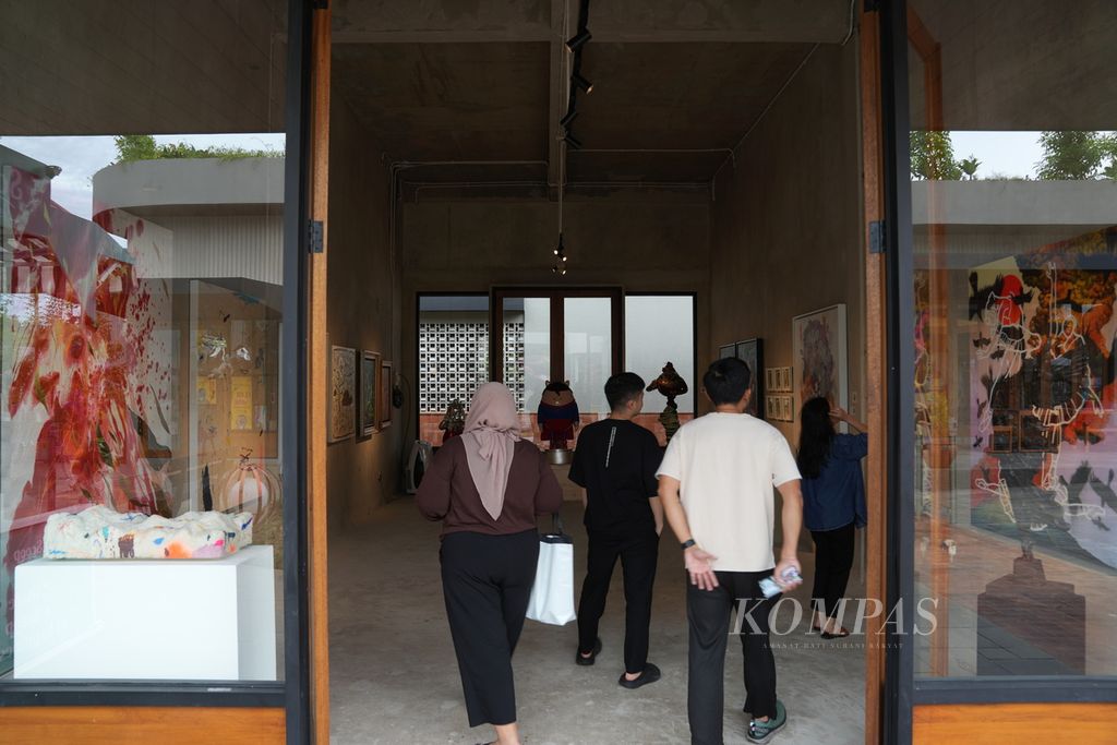 Suasana Pameran Asosiasi Galeri Seni Rupa Indonesia (AGSI) di Orange Groves, Pantai Indah Kapuk (PIK) 2, Kecamatan Kosambi, Kabupaten Tangerang, Banten, Selasa (6/2/2024). Sebanyak sembilan galeri berpameran dari 31 Januari hingga 29 Februari 2024. 