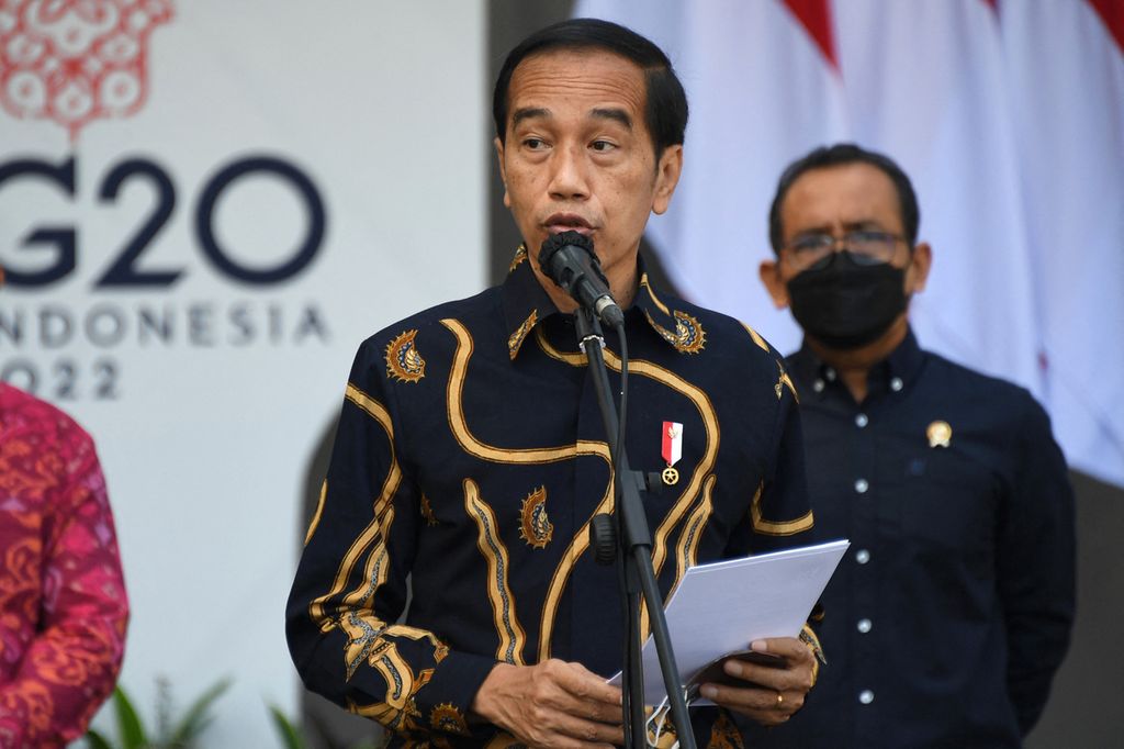 Presiden Joko Widodo berpidato dalam peluncuran stasiun pengisian daya mobil listrik pertama yang akan digunakan untuk kendaraan listrik yang mengangkut para pemimpin dunia saat KTT G20 di Nusa Dua, Bali, 25 Maret 2022. 