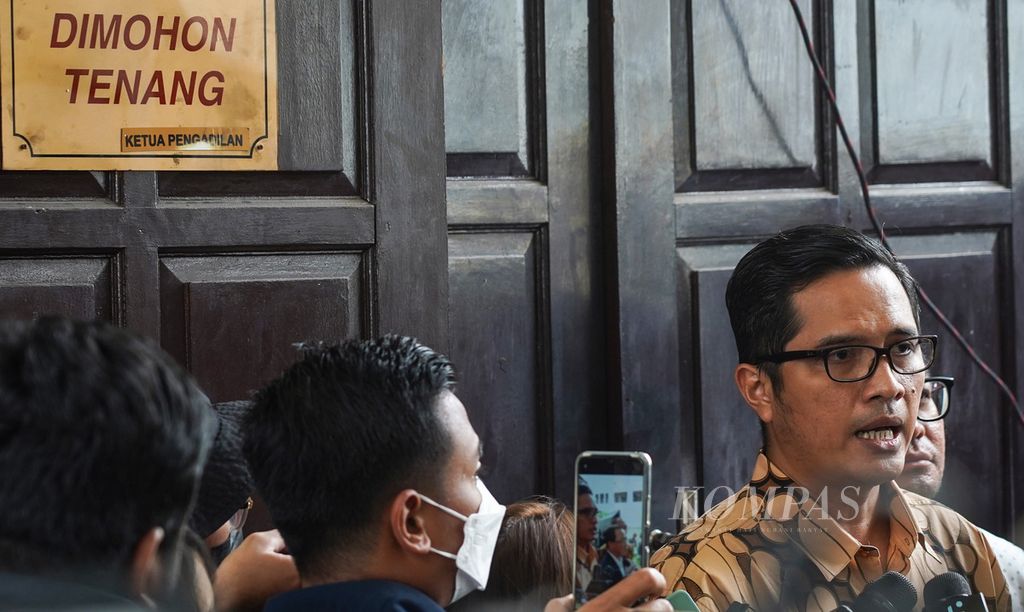 Pengacara terdakwa Putri Candrawathi, Febri Diansyah, memberi keterangan kepada wartawan di Pengadilan Negeri Kelas IA Jakarta Selatan, Jakarta, seusai kliennya menjalani sidang putusan sela, Rabu (26/10/2022). Majelis Hakim menolak pengajuan nota keberatan atau eksepsi yang diajukan pihak terdakwa Putri Candrawathi. Selain menolak eksepsi Putri Candrawathi, Majelis hakim persidangan kasus ini juga menolak eksepsi yang diajukan terdakwa Ferdy Sambo, Kuat Maruf, dan Ricky Rizal. KOMPAS/RONY ARIYANTO NUGROHO 26-10-2022