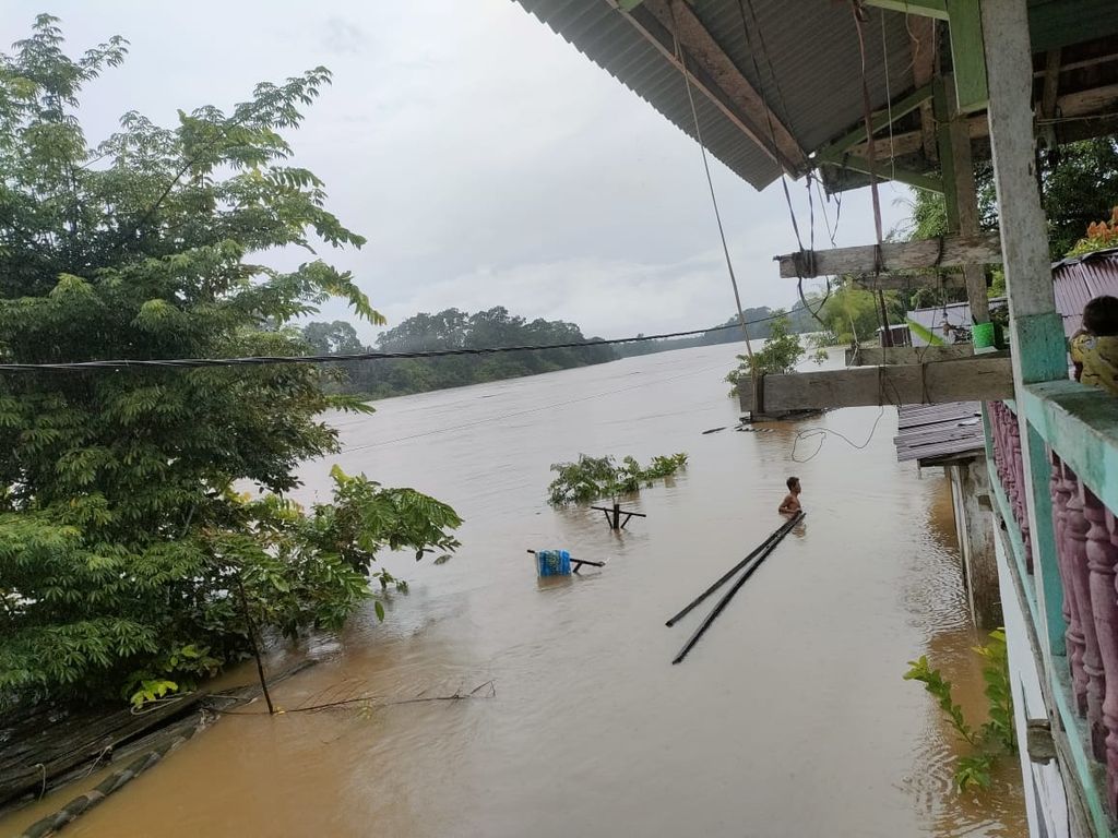 Banjir di Kabupaten Melawi di daerah tepian Sungai Melawi, Kalimantan Barat, Jumat (8/3/2024).