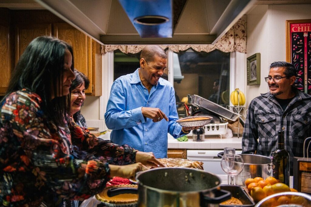 Christopher Broughton (tengah) dan keluarganya merayakan Thanksgiving di Los Angeles, California, Amerika Serikat, pada 26 November 2020.