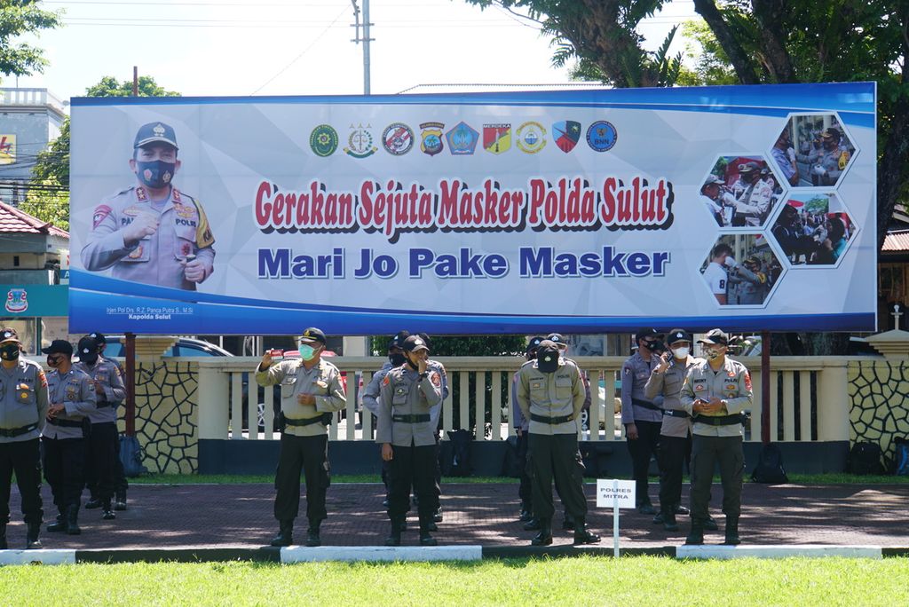 Personel Polda Sulawesi Utara bersiap mengikuti apel pergeseran pasukan pengaman Pilkada 2020, Jumat (4/12/2020), di Manado. Sebanyak 770 pasukan Polda Sulut akan dikirim ke 15 kota dan kabupaten sebagai bagian tim pengaman pilkada beranggotakan 5.200 polisi.
