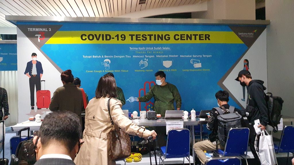 Pos pendaftaran tes PCR bagi pengunjung yang datang dari luar negeri di Bandara Soekarno-Hatta, Tangerang, Banten, Sabtu (2/4/2022). 