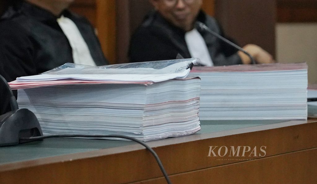 Berkas dakwaan di meja jaksa saat digelar sidang pertama dengan agenda pembacaan dakwaan atas kasus perubahan data oleh Panitia Pemilihan Luar Negeri (PPLN) di Kuala Lumpur, Malaysia, di Pengadilan Negeri Jakarta Pusat, Jakarta, Rabu (13/3/2024). 