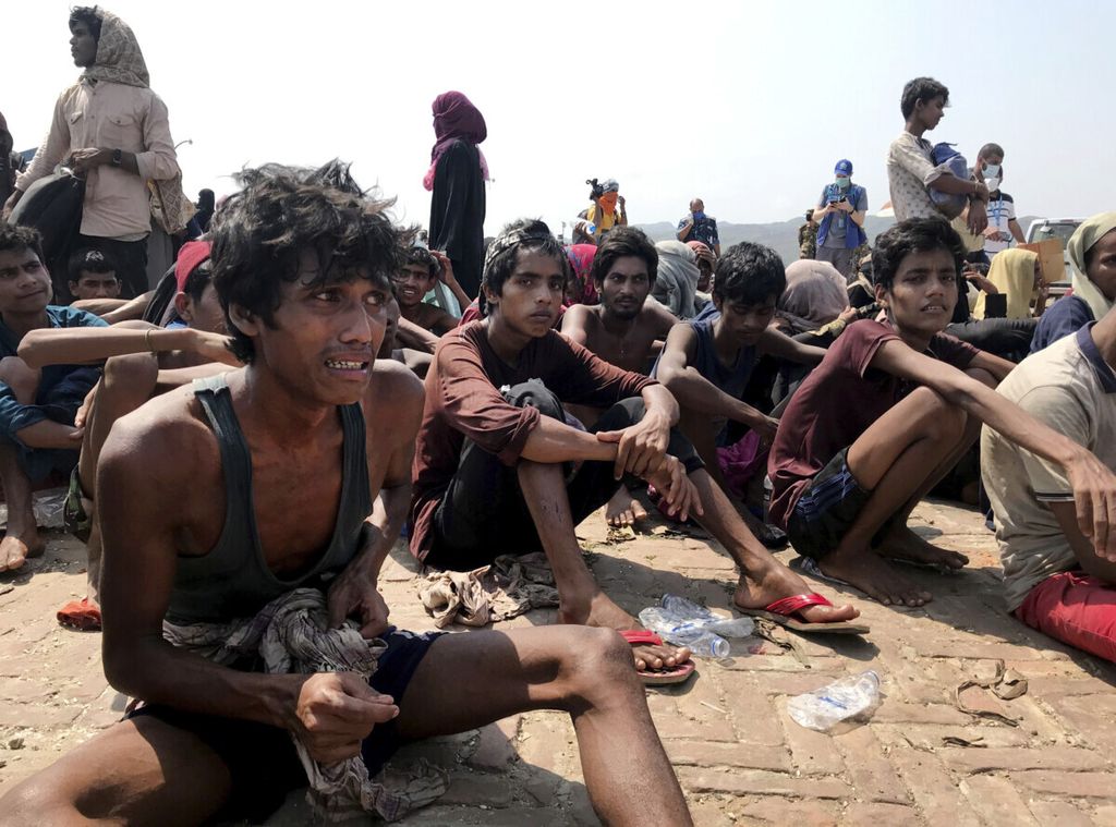 Para pengungsi Rohingya bereaksi setelah diselamatkan di Teknaf dekat Cox’s Bazar, Bangladesh, Kamis, 16 April 2020. Penjaga pantai Bangladesh telah menyelamatkan 382 pengungsi Rohingya yang kelaparan yang telah melayang di laut selama berminggu-minggu setelah gagal mencapai Malaysia, kata para pejabat Kamis.