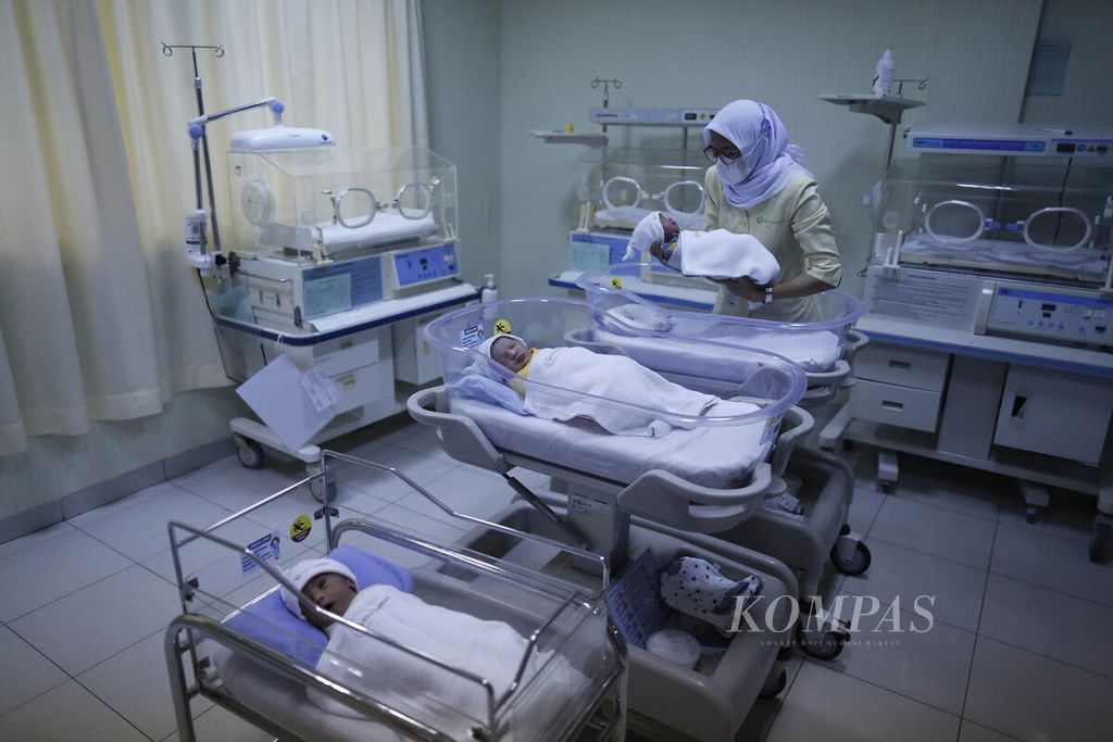 Petugas Rumah Sakit Ibu dan Anak Tambak, Menteng, Jakarta, sedang merawat dan memantau kondisi bayi yang baru lahir, Selasa (15/11/2022)