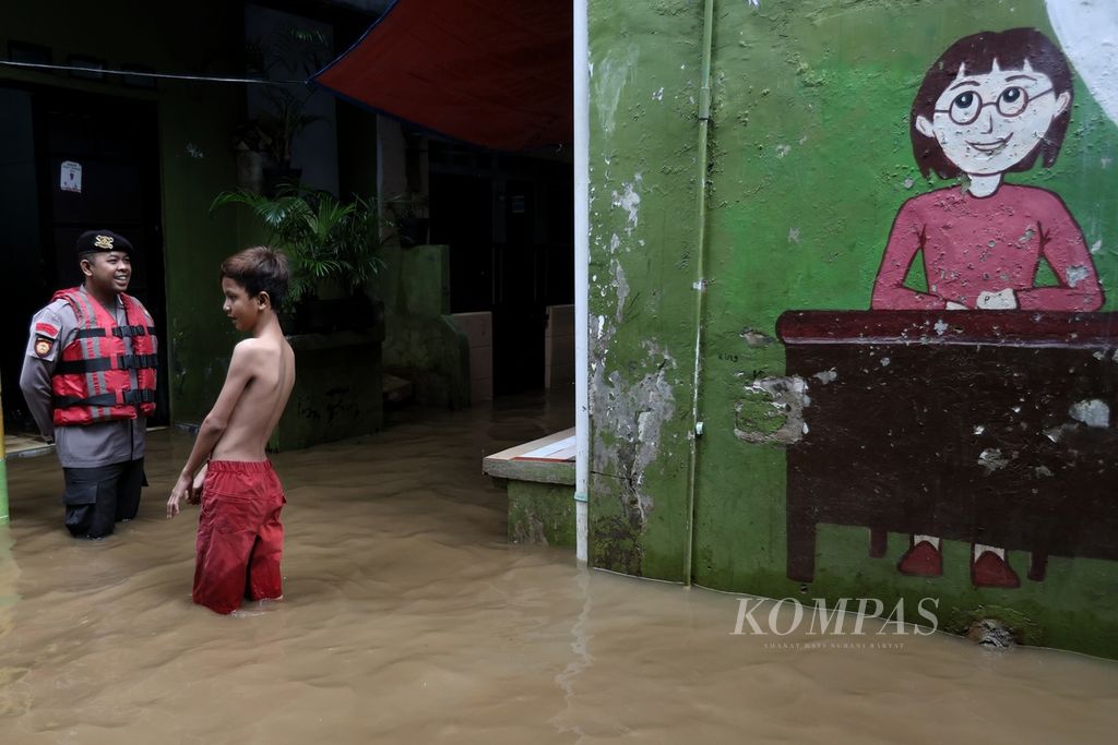 Ilustrasi.  Anak bermain di genangan banjir di Kelurahan Kampung Melayu, Kecamatan Jatinegara, Jakarta Timur, Jumat (15/3/2024).