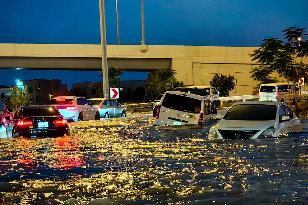 Beberapa kendaraan mencoba menembus banjir menyusul hujan lebat di Dubai, Uni Emirat Arab, pada 17 April 2024. 