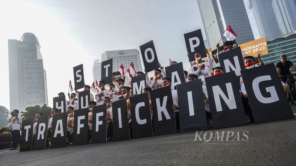 Ilustrasi - Pesan untuk menumpas tindak pidana perdagangan orang disampaikan peserta kirab Peringatan Hari Pekerja Migran Internasional ketika melintasi kawasan Bundaran Hotel Indonesia, Jakarta, Minggu (18/12/2022).  