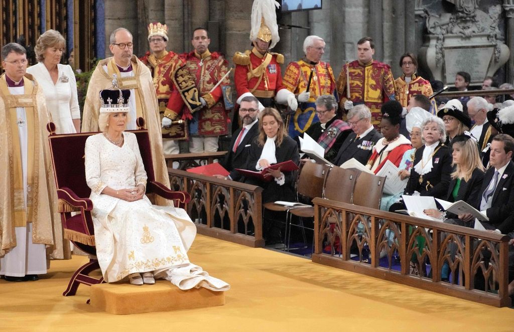 Permaisuri Camilla (ketiga dari kiri) duduk dengan mengenakan mahkota Ratu Mary yang telah dimodifikasi dalam upacara penobatan dirinya dan suaminya, Raja Charles III (tidak terlihat), di Westminster Abbey, London, Inggris, Sabtu (6/5/2023). 