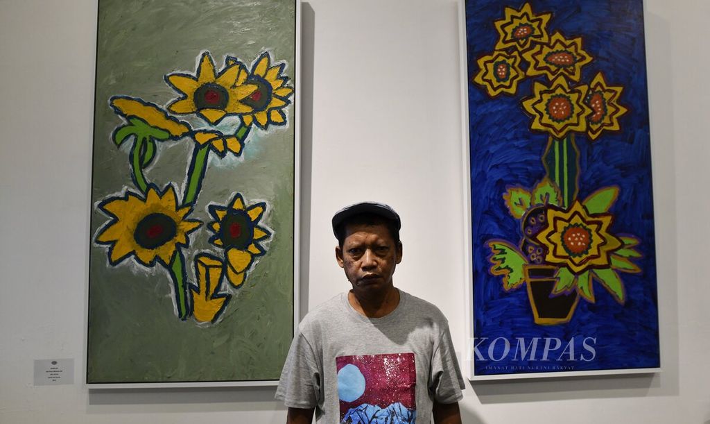 Dwi Putro Mulyono Jati berada di depan karyanya saat berpartisipasi dalam pameran lukisan Charity Art Exhibition yang mengusung tema "Dare to be Great, Dare to Collaborate and Dare to Love" di Sunrise Art Gallery, Fairmont, Jakarta, Senin (3/4/2023). 