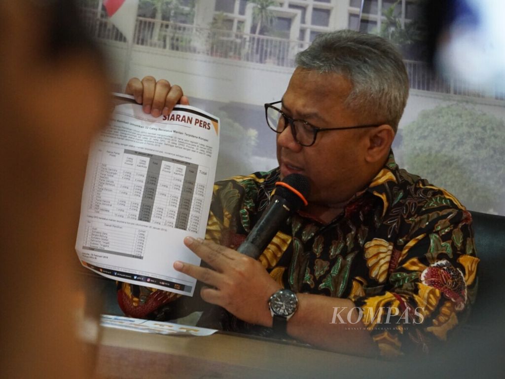 Ketua KPU Arief Budiman menunjukkan daftar tambahan caleg mantan terpidana kasus korupsi di Kantor KPU, Jakarta, Selasa (19/2/2019).