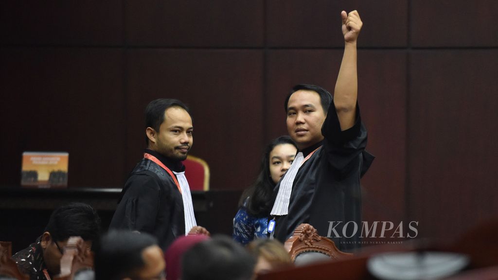 Kuasa hukum pemohon dalam sidang putusan perkara nomor 56/PUU-XVII/2019, Donal Fariz (kiri) dan Fadli Ramadhanil (kanan), dalam acara pembacaan putusan yang disampaikan Ketua Mahkamah Konstitusi Anwar Usman di Gedung MK Jakarta, Rabu (11/12/2019). 