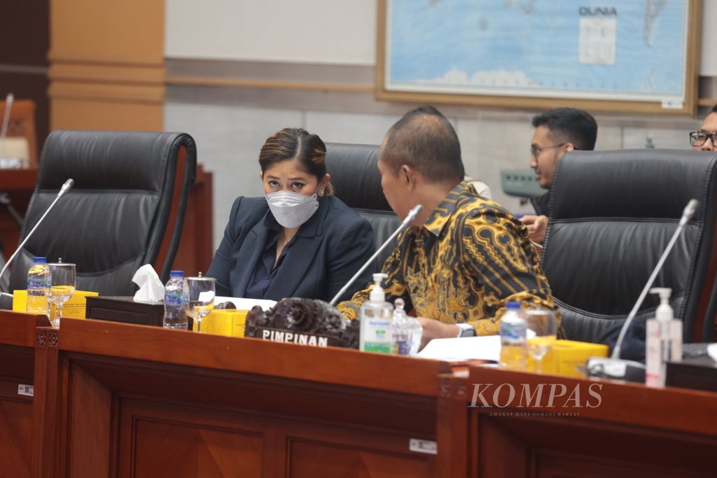 Ketua Komisi I DPR Meutia Hafid (kiri) didampingi Wakil Ketua Abdul Kharis Almasyhari memimpin rapat dengar pendapat dengan ahli di Kompleks Parlemen, Senayan, Jakarta, Rabu (25/1/2023). Agenda rapat adalah untuk mendapatkan masukan dan pandangan terkait Rancangan Undang-Undang tentang Perubahan Kedua atas Undang-Undang Nomor 11 Tahun 2008 tentang Informasi dan Transaksi Elektronik (ITE).