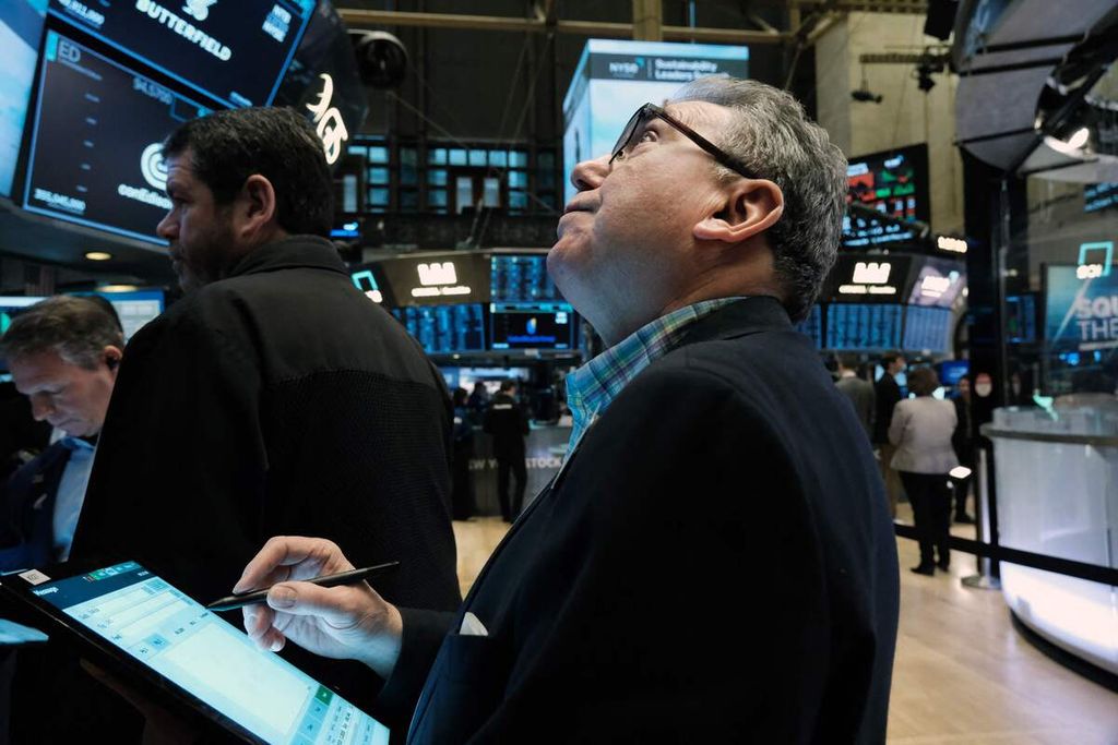 Sejumlah pedagang melantai di New York Stock Exchange (NYSE)  pada 28 Maret 2023 di Kota New York, Amerika Serikat.