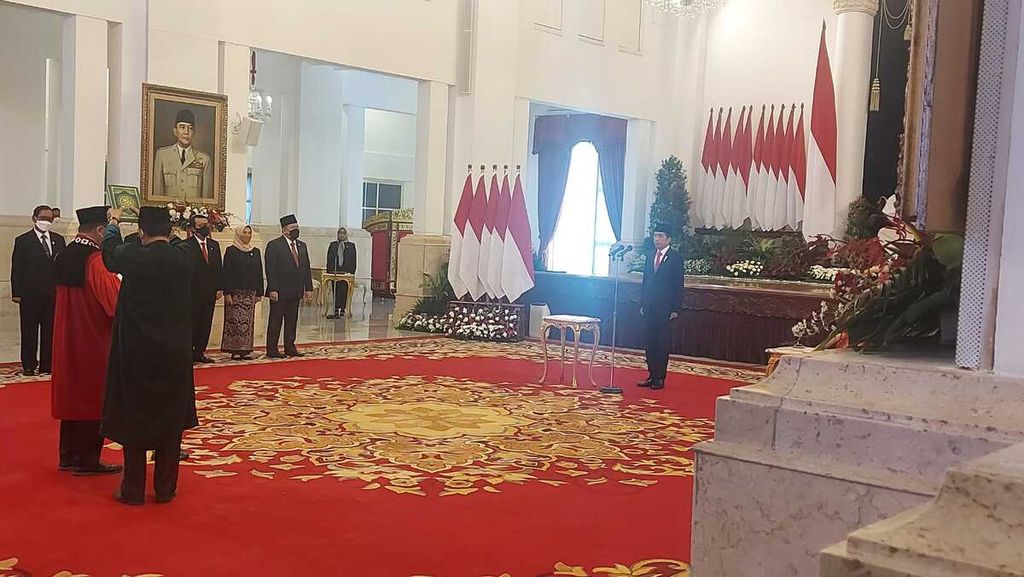 Presiden Joko Widodo menyaksikan pengucapan sumpah calon hakim konstitusi, M Guntur Hamzah, sebagai hakim konstitusi di Istana Negara, Jakarta, Rabu (23/11/2022). 
